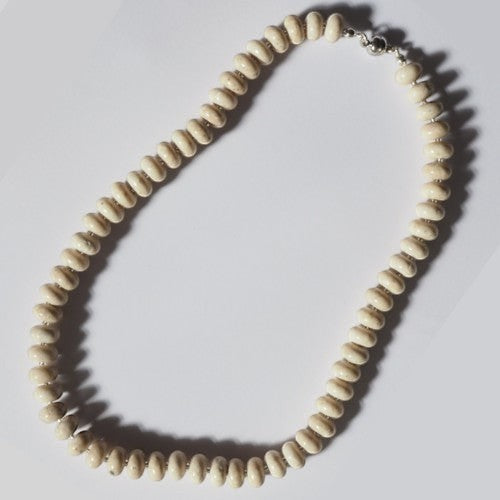 Each One Darcy necklace made of fossilised coral beads with a magnetic clasp, approx. 50cm length.